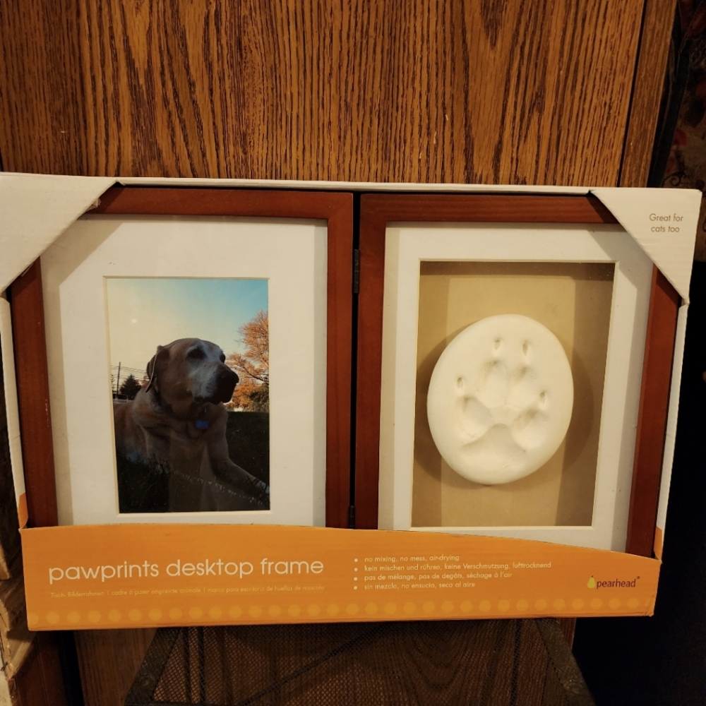 Pearhead New pawprints desk top wood frame 6x8 of your fur baby